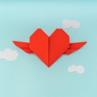 rouge-papier-origami-coeur-ailes-nuages-fond-bleu_1232-3638